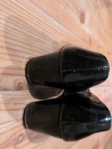 Shiny Black Pointed Toe Heels