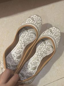 Embroidered Juttis