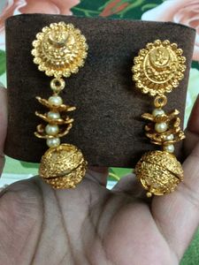 Elegant Gold-Tone Necklace &amp; Earring Set