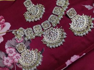Exquisite Kundan & Pearl Jewellery Set