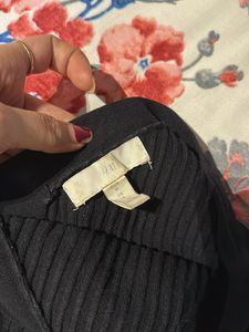 Black Ribbed V-Neck Crop Top
