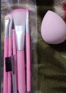 Brand New*** Brushes 6 Peices With 1 Puff