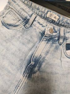 Light Wash Ripped Jeans