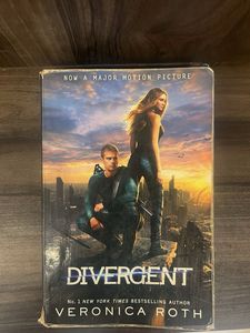 Divergent by Veronica Roth