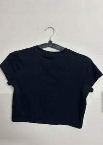 Cute Black Cropped T-Shirt with Flower Graphic