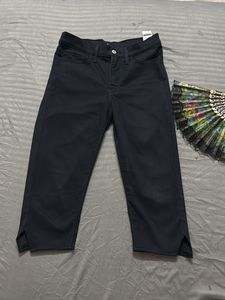 Levis Black Capri Pants