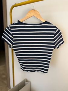 Chic Striped Cropped Tee
