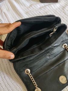 Chic Black Croc-Embossed Chain Shoulder Bag