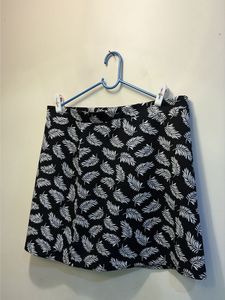 Stylish Black & White Leaf Print Skirt