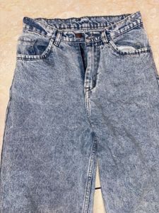 straight light blue jeans with little dark blu