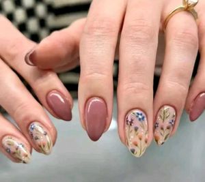 Floral Press-On Nails (24pcs)