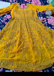 New yellow shuit(never used)