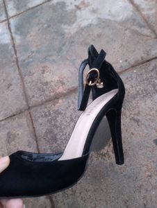 Chic Black Suede Heels
