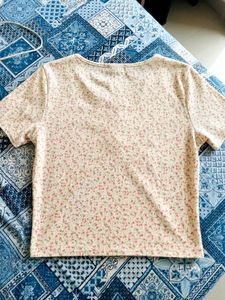 Cute Floral V-Neck Top || Brand: Ginger