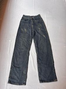 Distressed straight Leg Jeans