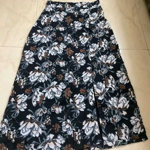 SHEERO Black Front Slit Skirt (Never Worn) 🖤