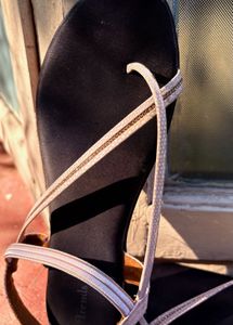 Crisscross slipper-black &amp; Pink