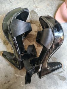 Chic Black &amp; pink Patent Sandals