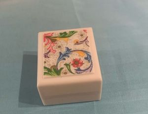 Decorative jewellery Box for earnings or ring