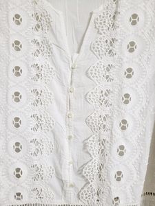 🎈NEW🎈White Embroidered Top
