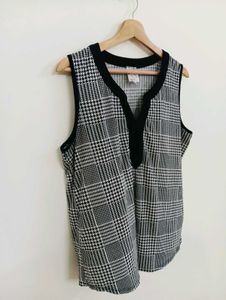 Chic Sleeveless Plaid Top