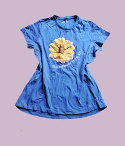 summer essentials - Tee with Flower Graphic
