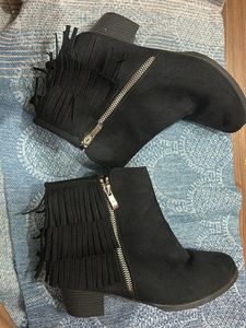 Stylish Black Ankle Boots with Fringe Detail (38)