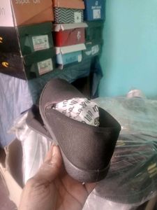 NEW NO USED CASUAL SHOES FOR MEN AND WOMEN.