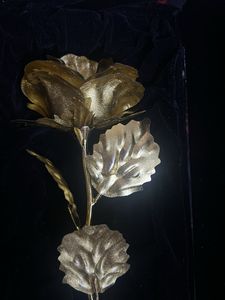 Giftable: Golden Rose Showpiece