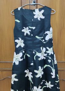 Elegant white lily Floral Print Sleeveless Dress