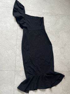 Chic Black One-Shoulder Ruffle Dress
