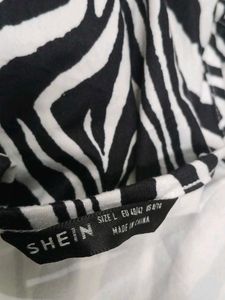 (800)Zebra Print Crop Top