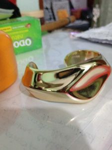 unused Shiny Gold Tone Cuff Bracelet
