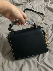 Chic Black &amp; Cream Chain Strap Shoulder Bag