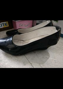 combo of black ballets and menstrual cup