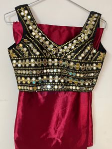 Sale 😍Elegang Saree With Padded Stylish Blouse 😍