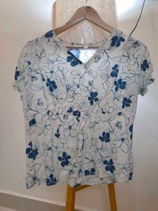 Chic Floral V-Neck Top - Sale