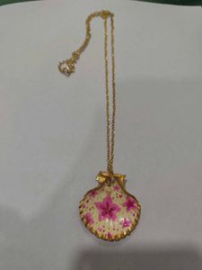 Floral Seashell Pendant Necklace