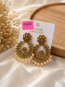 Exquisite Pearl Dangle Earrings