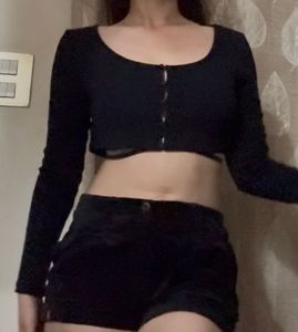 Buttoned crop top 🕷️🏴‍☠️🖤