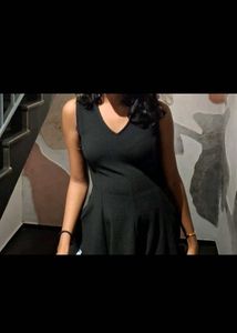 Chic Black Sleeveless V-Neck Dress