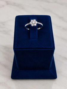 Stunning Diamond Flower Ring 925 Silver