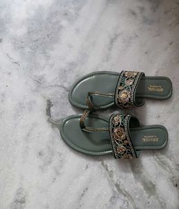 price Dropped🤩 Flat Sandals.