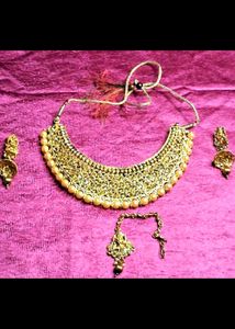 Elegant Gold toned Jewelry Set