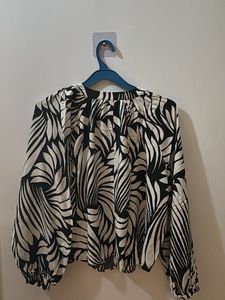 Stylish Black &amp; White Leaf Print Top