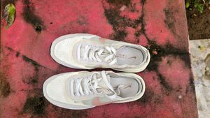 Nike Sneakers - Cream &amp; Pink