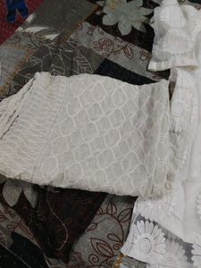 Elegant White Kurta Set with Floral Embroidery