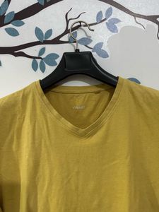 Basic V-Neck T-Shirt 🇩🇪