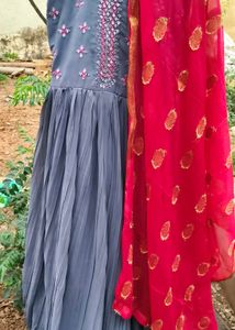 Elegant Grey Kurta with Red Dupatta