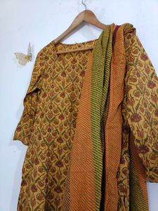 AKS Floral Print Kurta Set - Elegant &amp; Vibrant